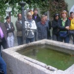Andächtiges Zuhören bei der Stadtführung in Rattenberg